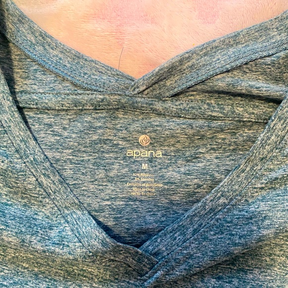 💚APANA💚Green Short sleeved V-neck workout/ Yoga Tee in Medium. New with tags. - Picture 6 of 12